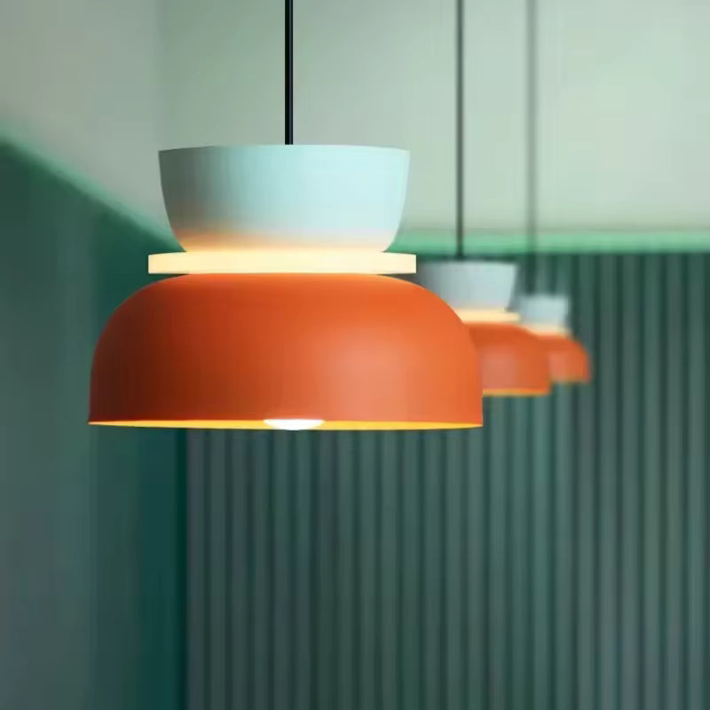 Suspension macaron multicolore aux volumes géométriques, inspirée du style Bauhaus et du design contemporain