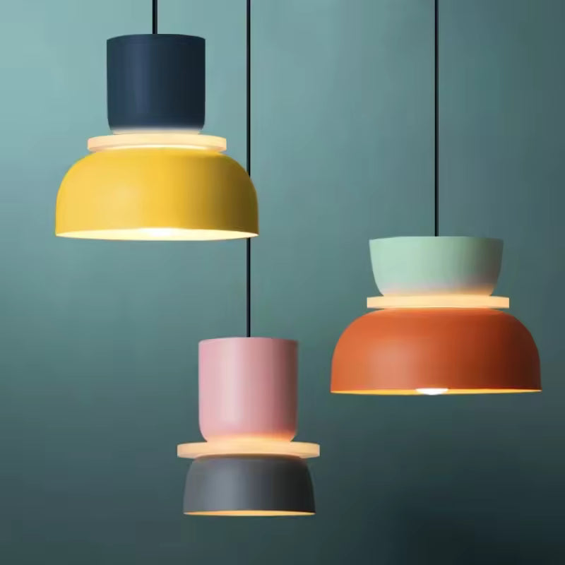 Suspension macaron design colorée aux formes géométriques, esprit rétro pop et inspiration années 70