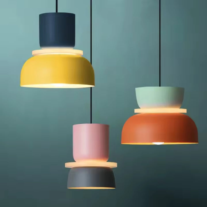 Suspension macaron design colorée aux formes géométriques, esprit rétro pop et inspiration années 70