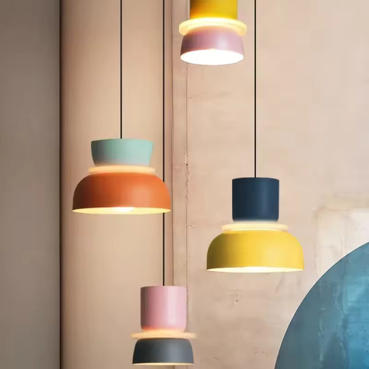 Composition de suspensions macaron colorées aux formes graphiques, dans un esprit design contemporain et ludique