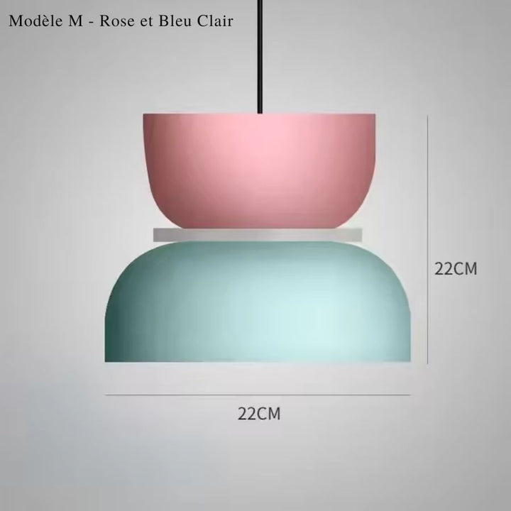 Version rose et bleu clair de la suspension macaron M, aux formes courbes et à l’esthétique pastel contemporaine