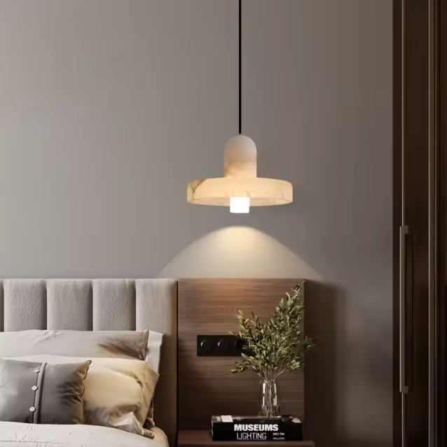 Suspension en marbre blanc installée dans une chambre moderne, apportant une touche élégante et chaleureuse.