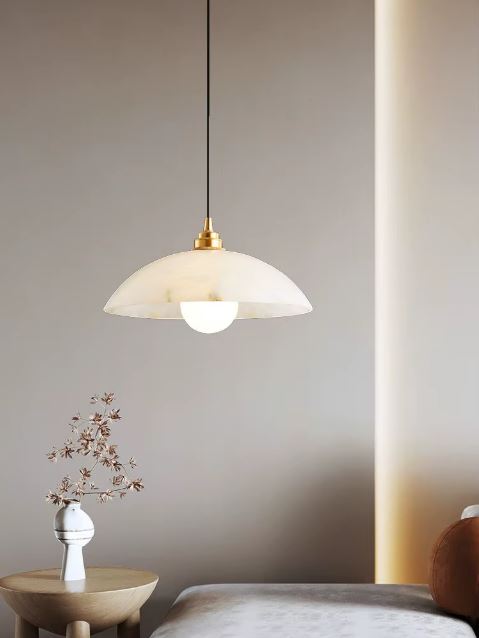 Suspension en marbre blanc au design épuré, apportant une touche minimaliste et élégante à l’espace.