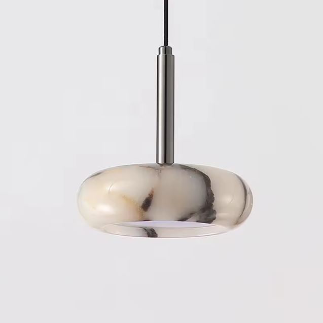 Suspension en marbre au design italien et aux formes organiques, idéale pour un intérieur contemporain haut de gamme