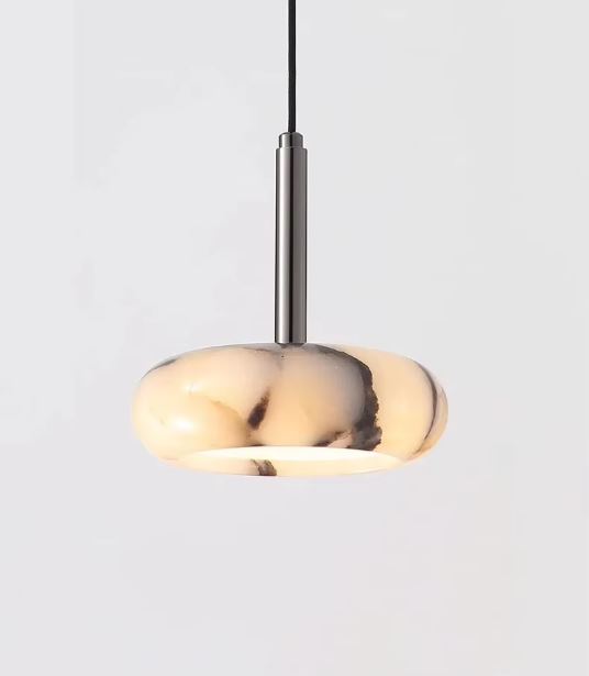 Suspension en marbre au design organique avec éclairage intégré, idéale pour un intérieur contemporain et raffiné