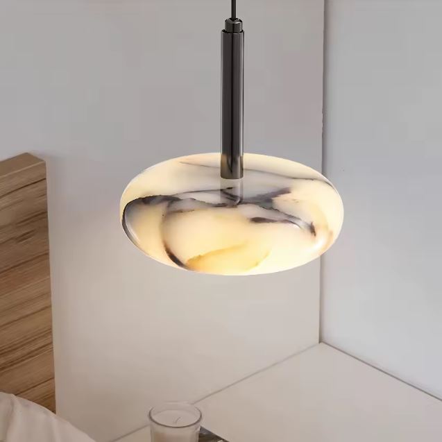 Suspension en marbre veiné au design organique et contemporain avec large disque minéral aux finitions élégantes