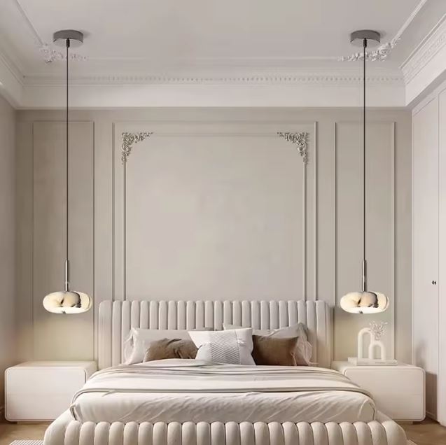 Deux suspensions en marbre suspendues en chevets dans une chambre au style contemporain, minimaliste et raffiné