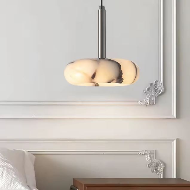 Suspension en marbre aux lignes organiques dans une chambre au style design italien et contemporain