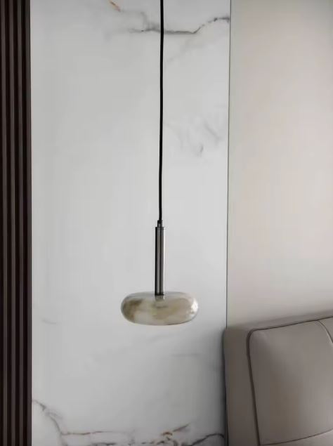 Suspension en marbre suspendue au design minimaliste et contemporain, idéale pour une chambre ou un salon élégant