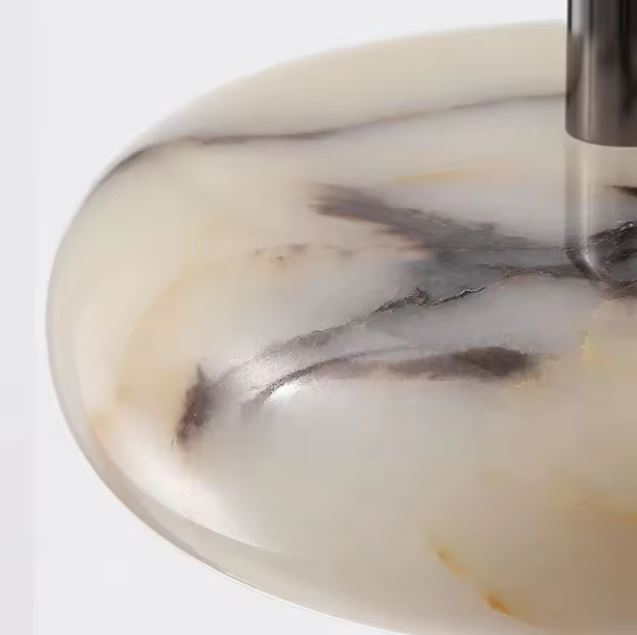 Gros plan sur le marbre veiné d'une suspension design, aux finitions élégantes et au style contemporain