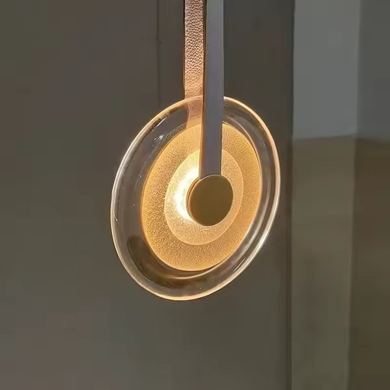Suspension médaillon en verre avec lanière en cuir, au design contemporain et à la lumière chaude élégante