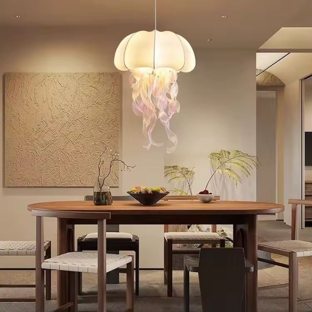 Suspension méduse blanche avec rubans irisés, luminaire organique au style poétique et contemporain.