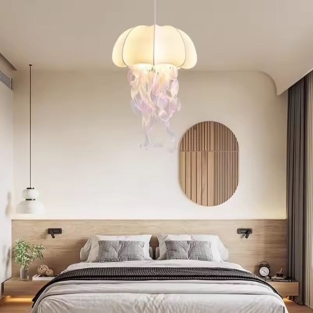 Suspension méduse blanche flottante style bohème chic pour chambre à coucher ambiance douce et poétique.