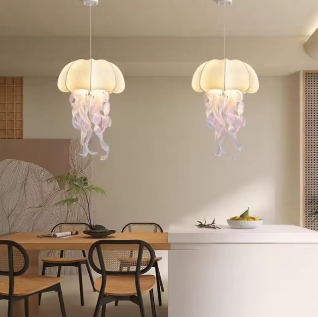 Double suspension méduse style scandinave au-dessus d’un îlot de cuisine minimaliste, éclairage organique élégant.