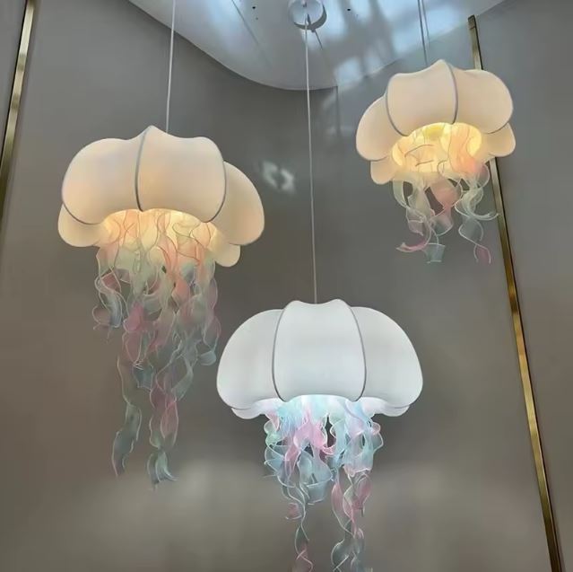 Trio de suspensions méduse blanche élégantes, lustres organiques style féérique et contemporain pour salon design.