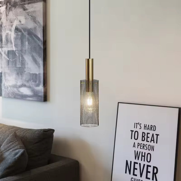 Élégante suspension en métal ajouré noir et doré, au design contemporain graphique pour un salon raffiné