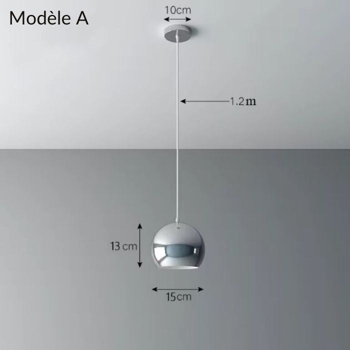 Suspension en métal argenté modèle A au diamètre de 15 cm, idéale pour une décoration moderne et épurée.