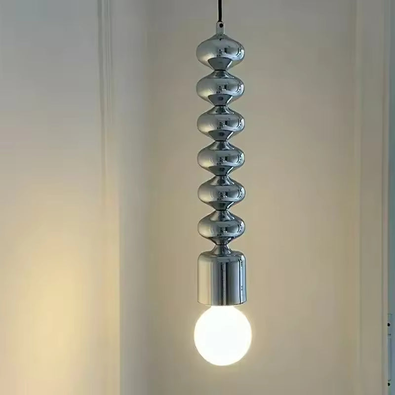 Silhouette verticale en métal chromé pour cette suspension totem au design sculptural, moderne et minimaliste