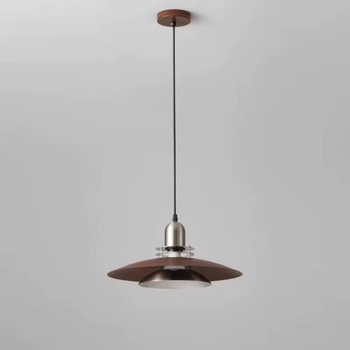 Silhouette complète de la suspension en métal effet noyer, avec double réflecteur et détails satinés d’inspiration vintage.