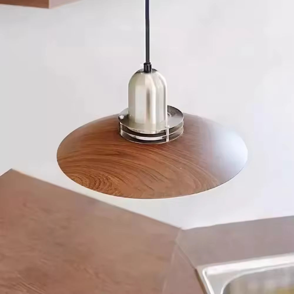 Vue rapprochée de la suspension en métal effet noyer, associant réflecteur évasé et détails satinés au style rétro.