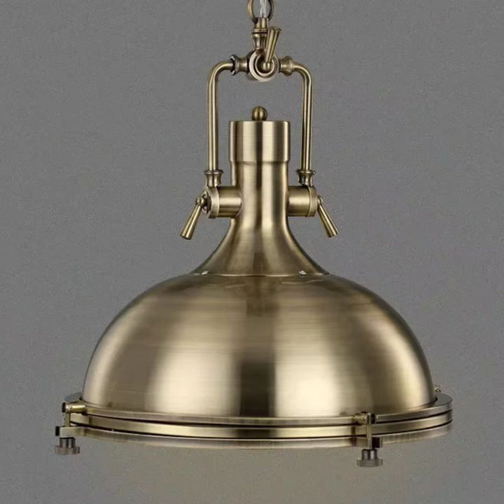 Suspension en métal finition laiton brossé, silhouette cloche et inspiration usine vintage au design robuste