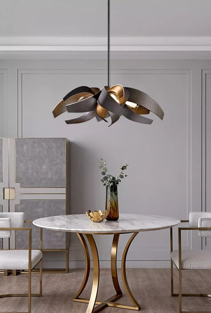 Suspension en métal noir contrastant élégamment avec une table en marbre blanc dans un intérieur chic.