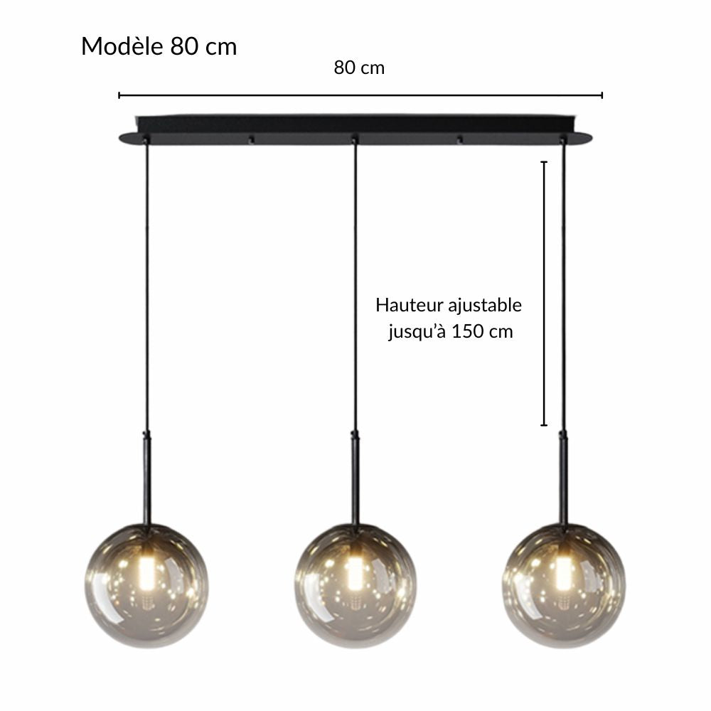 Suspension linéaire métallique noire à globes de verre suspendue au-dessus d'une table à manger chic.