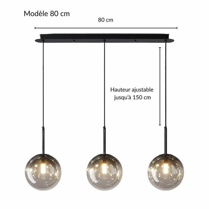 Suspension linéaire métallique noire à globes de verre suspendue au-dessus d'une table à manger chic.