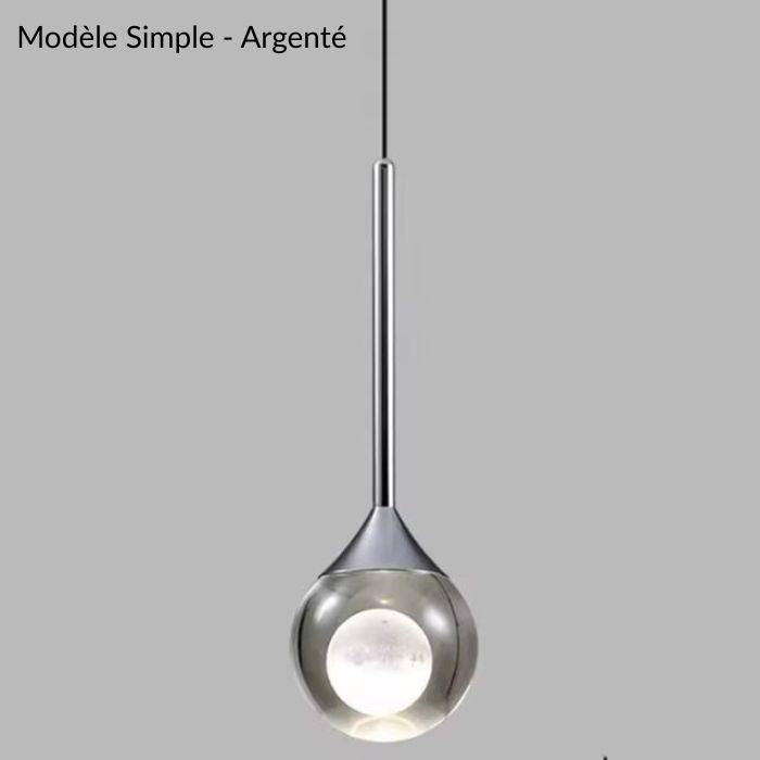 Suspension argentée contemporaine avec globe en verre, idéale pour une décoration moderne et un éclairage raffiné.