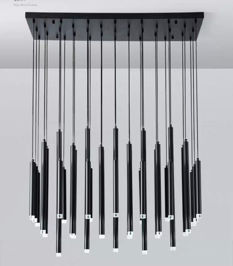Suspension moderne noire dotée de multiples tubes lumineux verticaux élégants.