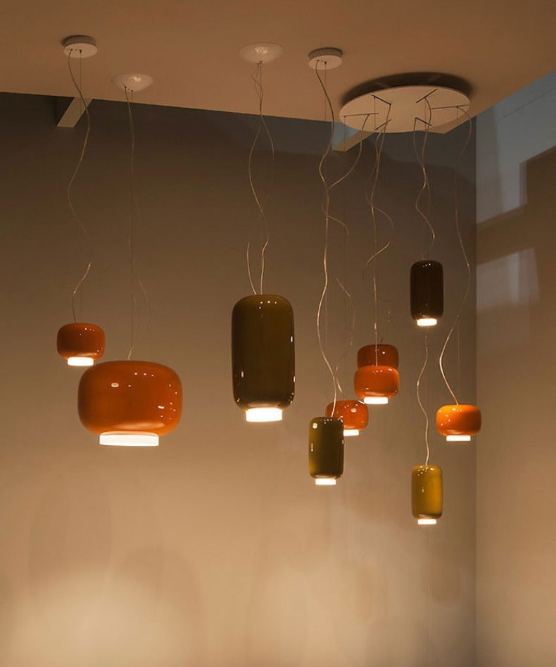 Grappe de plusieurs suspensions Monolithe Space Age laquées créant un luminaire sculptural au plafond.