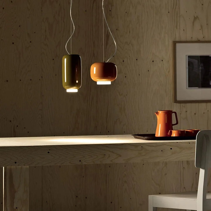 Luminaires suspendus Monolithe Space Age kaki au design vintage épuré dans un intérieur contemporain.