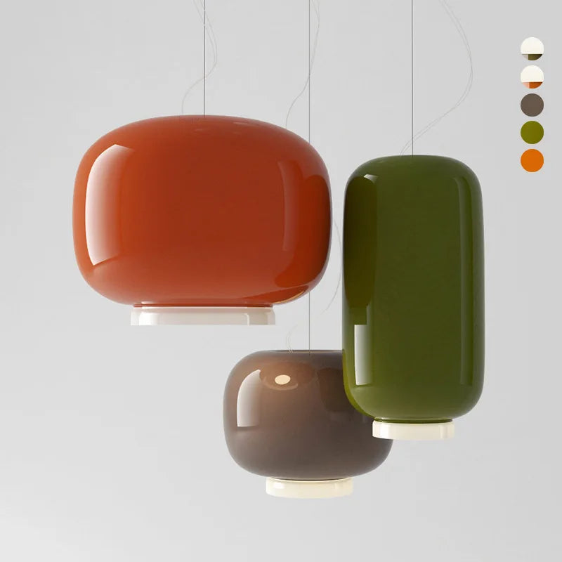 Composition de trois suspensions Monolithe Space Age laquées aux formes organiques et teintes orange, kaki et taupe.