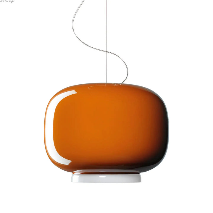 Vue isolée sur fond blanc de la suspension Monolithe Space Age orange brillante au style rétro futuriste.