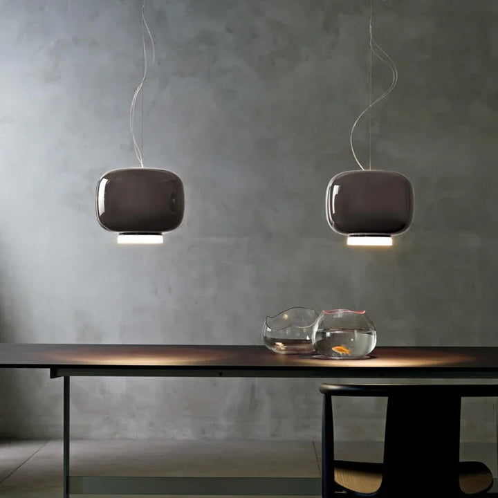 Paire de suspensions Monolithe Space Age taupe et laquées dans une mise en scène minimaliste et élégante.