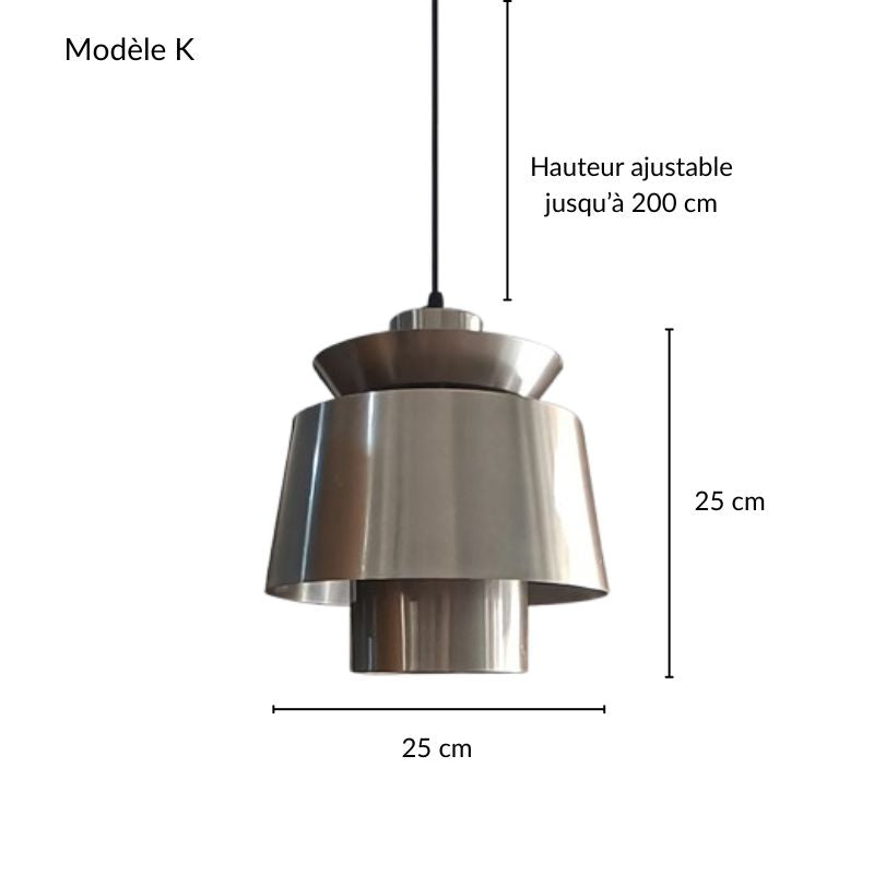 Suspension design multi-niveaux en métal brossé, style graphique original.