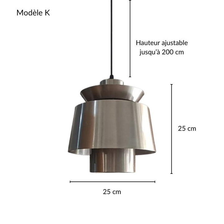 Suspension design multi-niveaux en métal brossé, style graphique original.