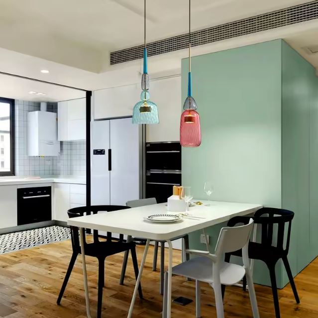 Suspension multicolore en verre soufflé, idéale pour illuminer une cuisine moderne avec style et originalité.
