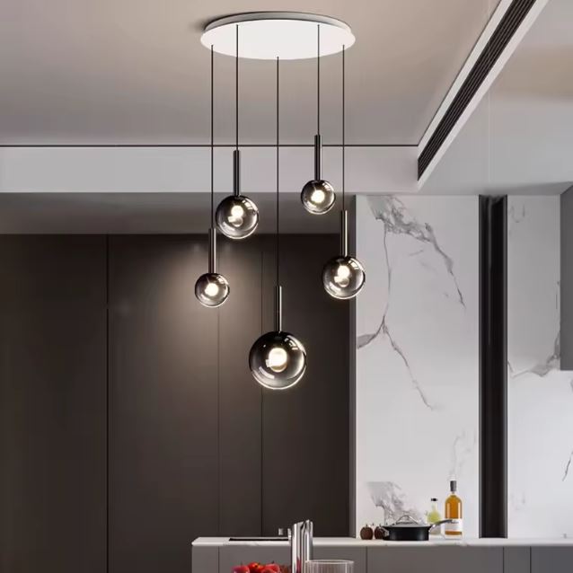 Suspension multiple 5 globes en verre fumé noir, idéale au-dessus d’un îlot, style moderne épuré.