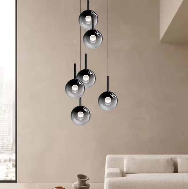 Suspension multiple 5 globes en verre fumé noir, composition aérienne, style minimaliste contemporain.