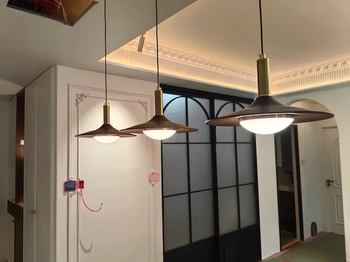 Composition de trois suspensions soucoupe effet bois de différents diamètres au design rétro et élégant