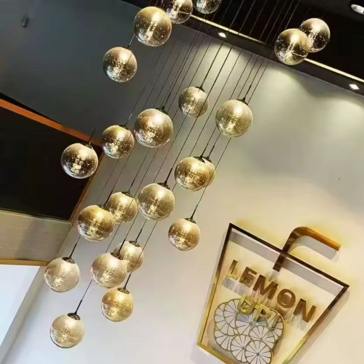 Suspension XXL à multiples globes en verre cognac, composition lumineuse en cascade au style moderne et spectaculaire