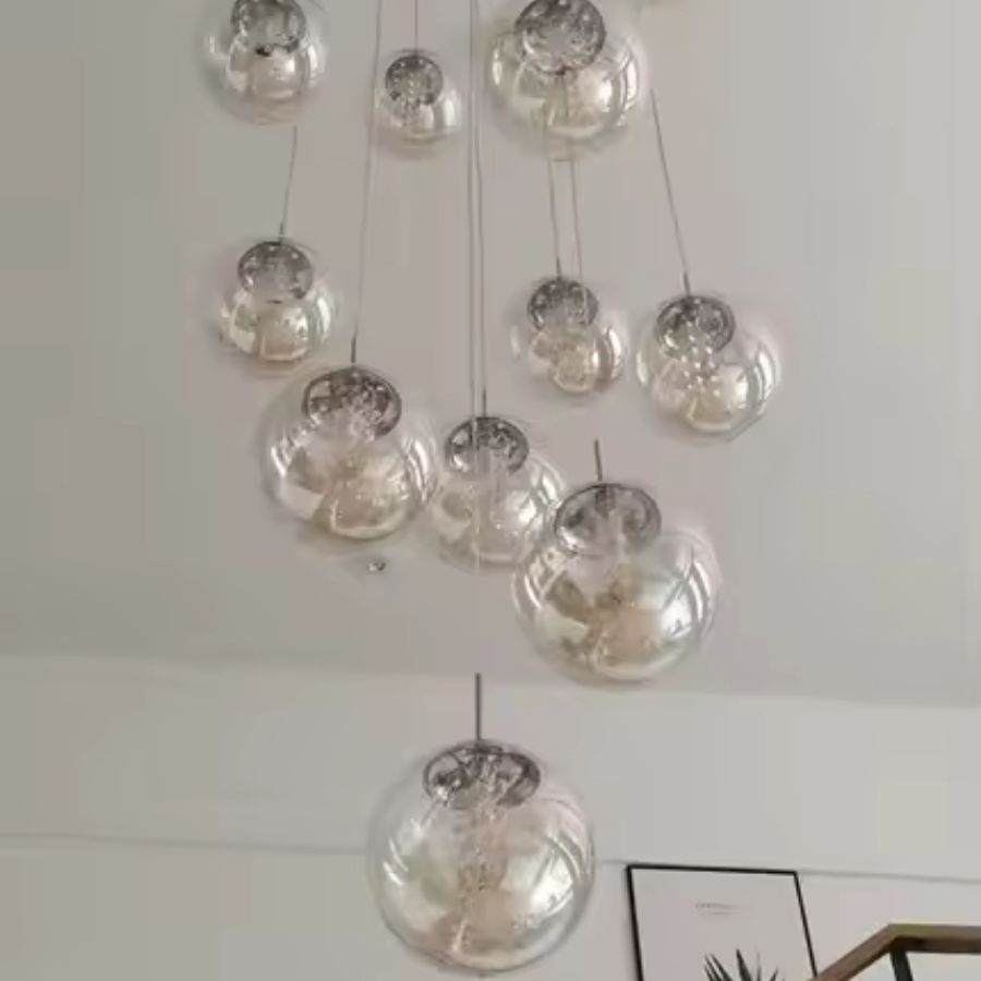 Suspension multiple à globes en verre transparent, composition organique et légère aux sphères suspendues