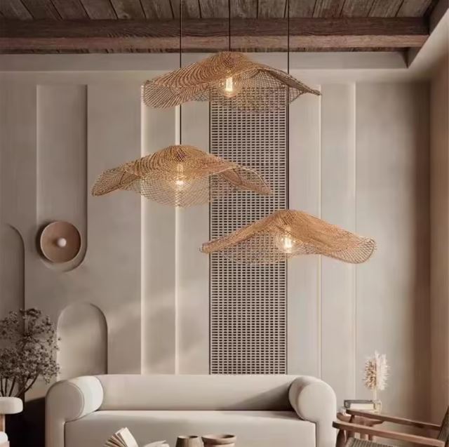 Suspension multiple en rotin élégante illuminant un salon moderne avec des lignes épurées et un design chaleureux.