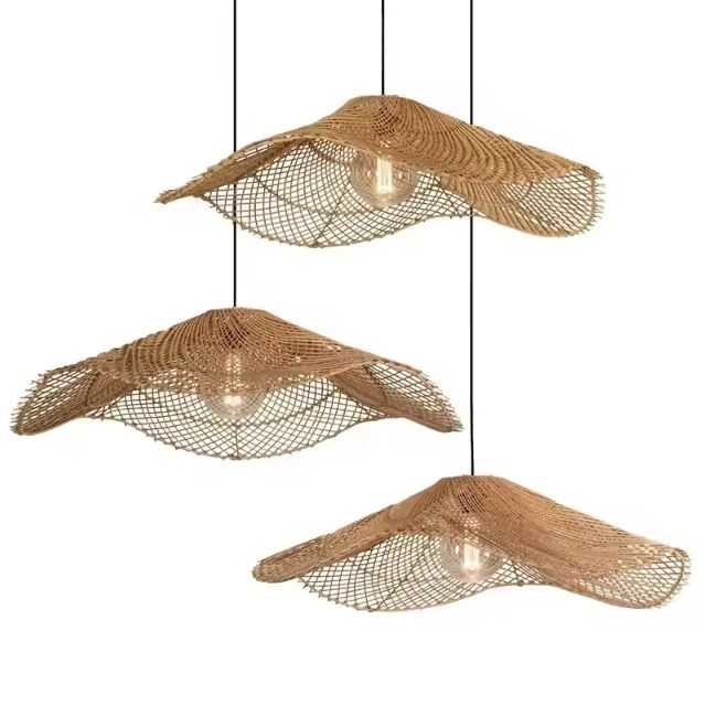 Suspension multiple en rotin tressé au design original, idéale pour une décoration intérieure naturelle et élégante.