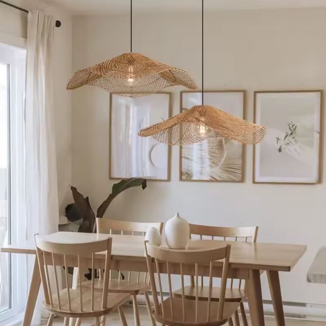 Suspension multiple en rotin apportant une touche naturelle à une salle à manger au style scandinave et minimaliste.