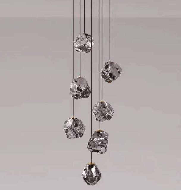 Suspension multiple en verre facetté au style minéral contemporain, luminaire aérien aux reflets élégants et raffinés.