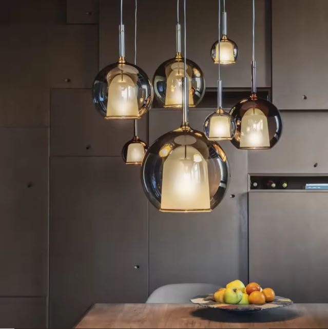 Suspension multiple en verre fumé style design italien et art déco avec diffuseur lumineux opalin.