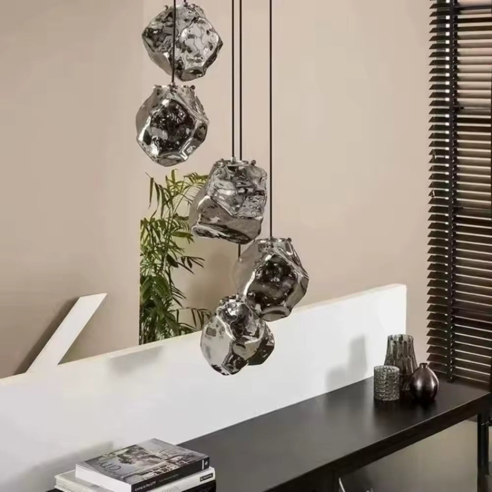 Composition en cascade de suspensions en verre sculpté façon roche, pour un intérieur design et contemporain