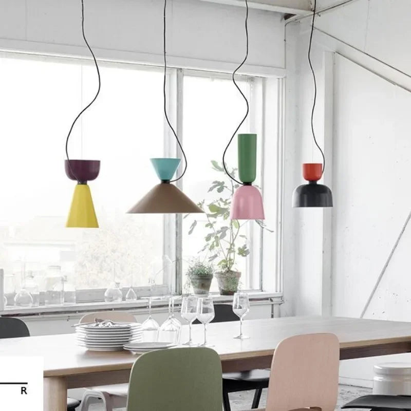Installation de plusieurs suspensions géométriques colorées dans un grand espace de vie au style scandinave et moderne.
